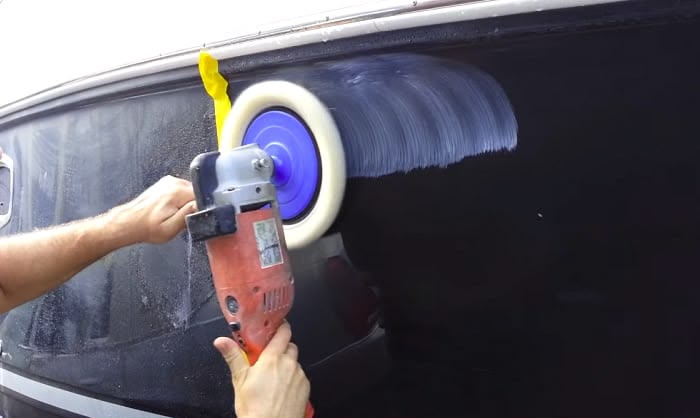 Polissage professionnel d'une coque noire au disque