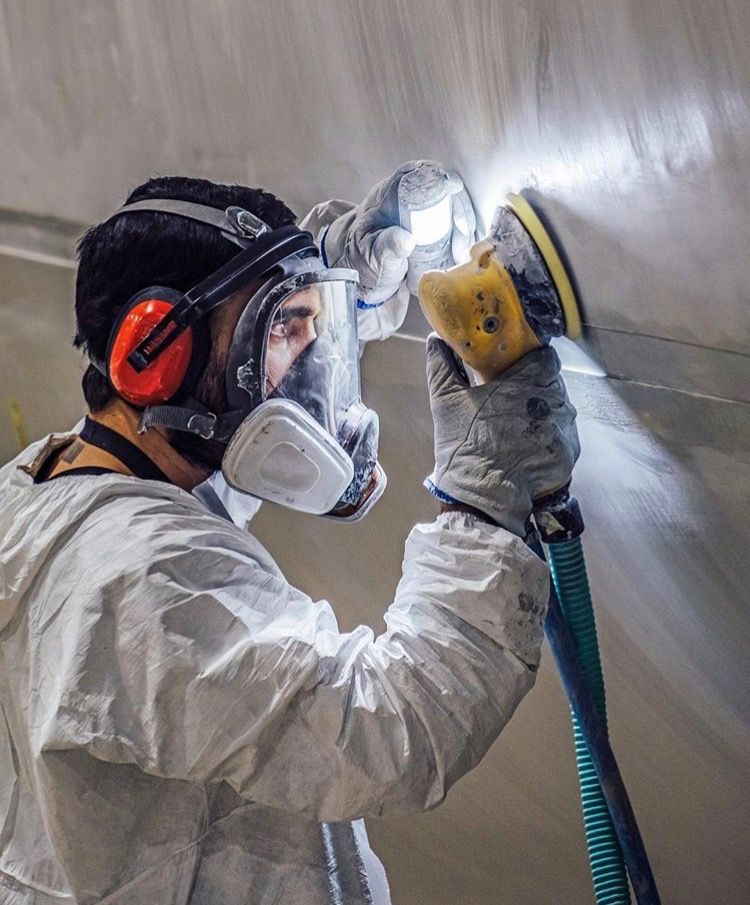 Ponçage de précision sur coque avec protection respiratoire